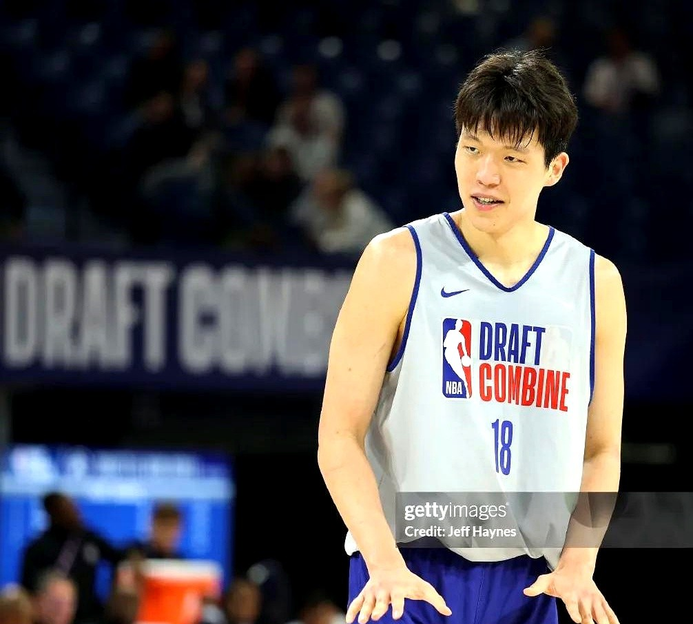 顶尖球员在篮球比赛中亮眼表现