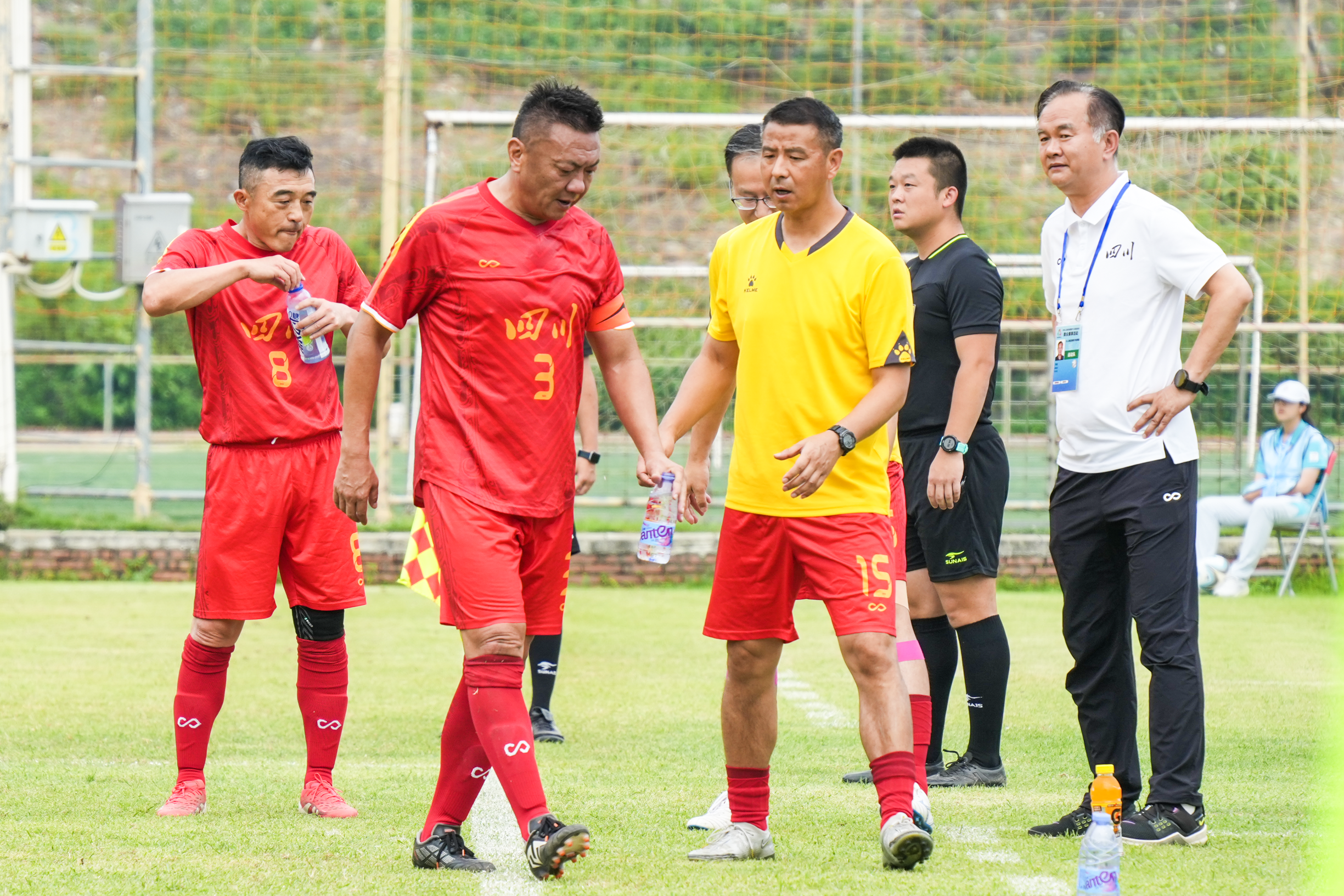 包含四川财富主场获胜，球迷热情助威的词条