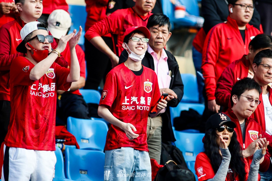 包含四川财富主场获胜，球迷热情助威的词条