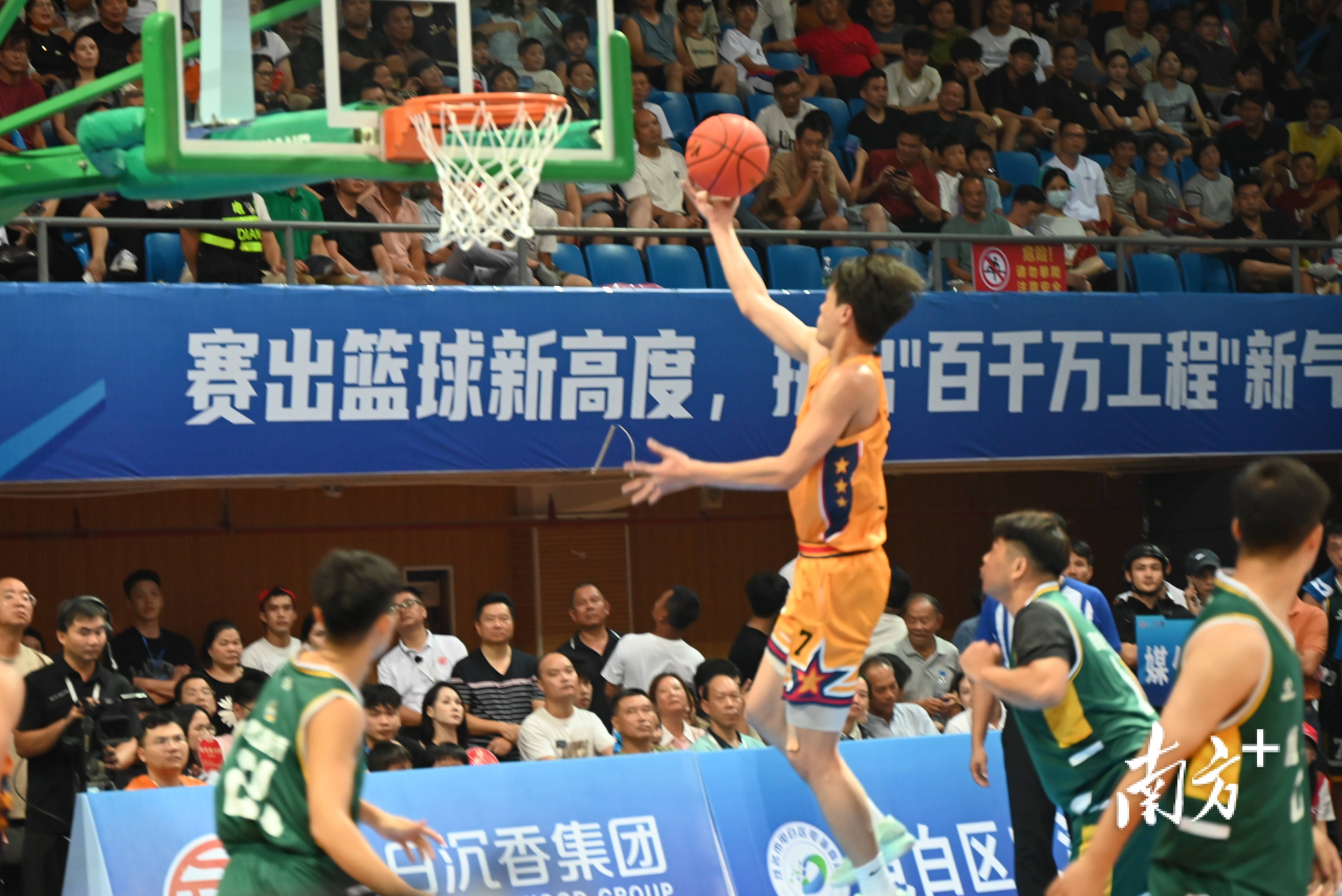 外援巅峰对决，篮球赛场上燃起战火正酣的简单介绍