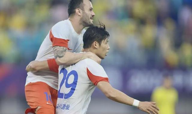 外援球员梅开二度，帮助球队击败对手的简单介绍