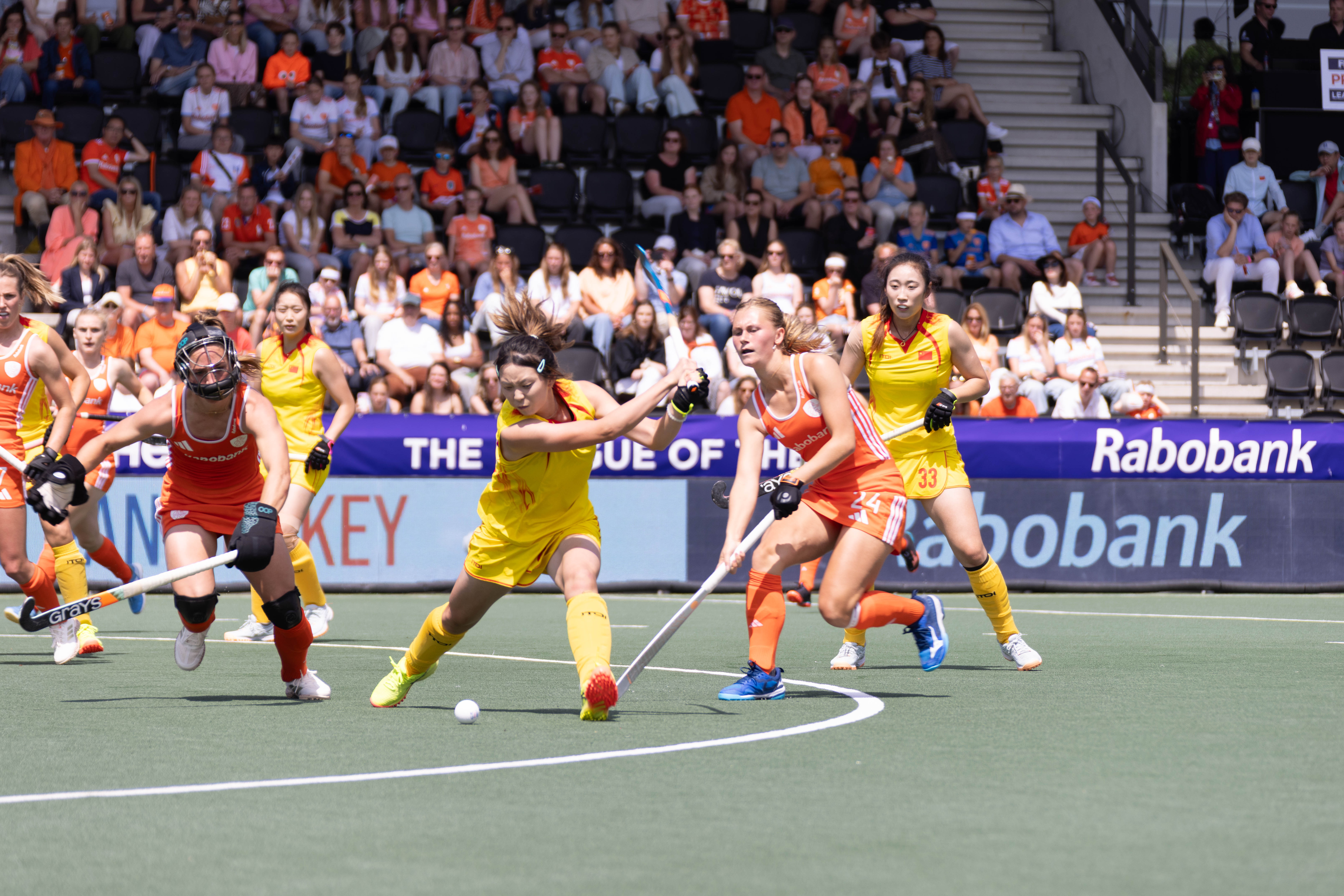 意大利选手勇夺女子曲棍球银牌