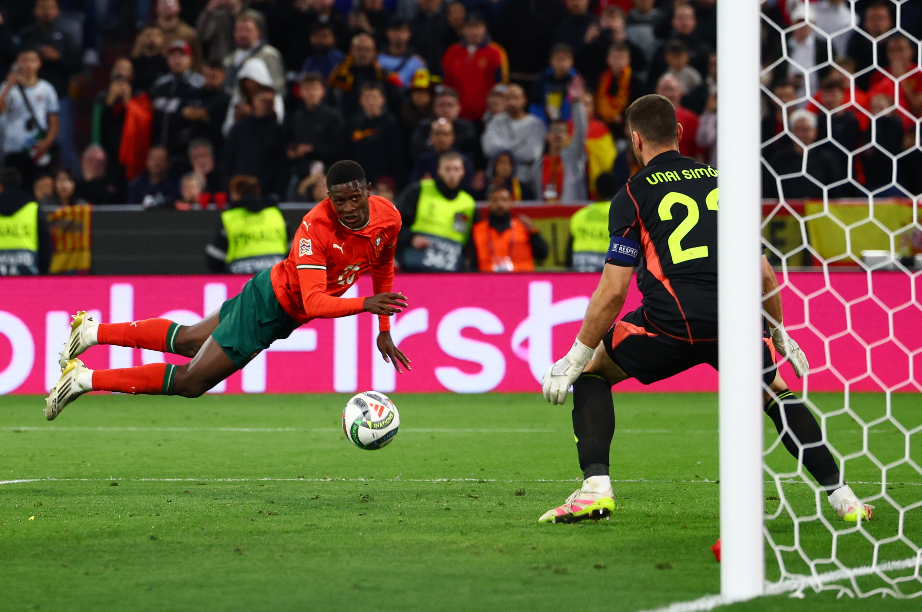 葡萄牙队全力备战欧洲预选赛,豪取三分 葡萄牙队全力备战欧洲预选赛,豪取三分