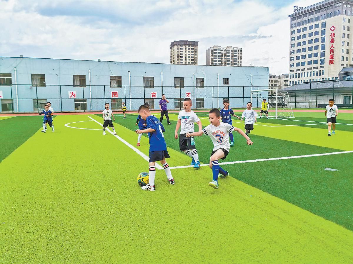 精彩绝伦的比赛，让人们尽情享受足球的魅力