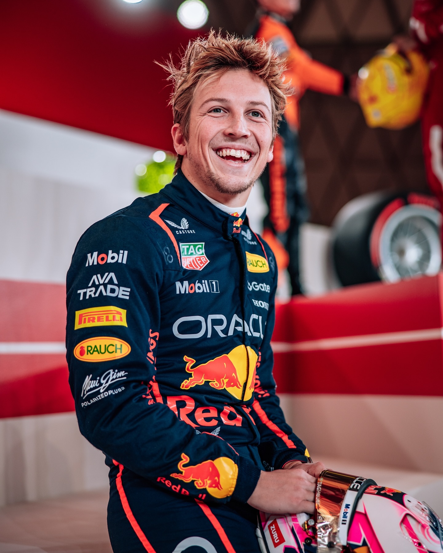 梅赛德斯轻取红牛车队，皮亚斯特里统治全场